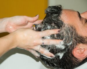 La guida definitiva ai rimedi efficaci per la ricrescita dei capelli nell'uomo